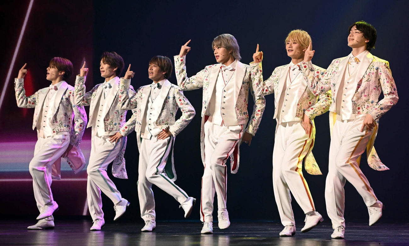 熱唱する美　少年。左から金指一世、那須雄登、藤井直樹、佐藤龍我、浮所飛貴、岩■（■は崎の大が立の下の横棒なし）大昇（撮影・たえ見朱実）