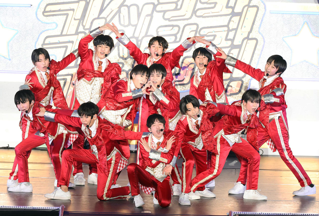 ライブを盛り上げるBoys be（撮影・上山淳一）