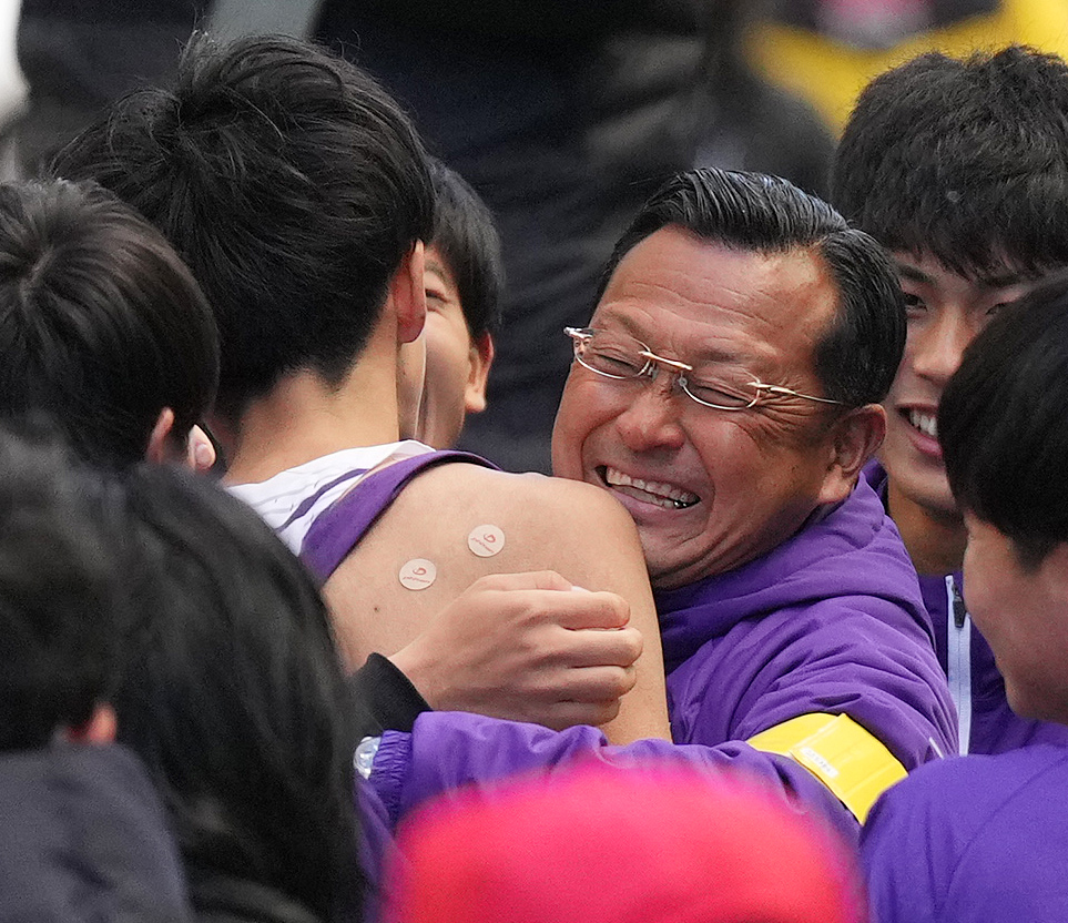 総合優勝を果たし、10区青柿（左）を抱き締める駒大・大八木監督（撮影・菅敏）
