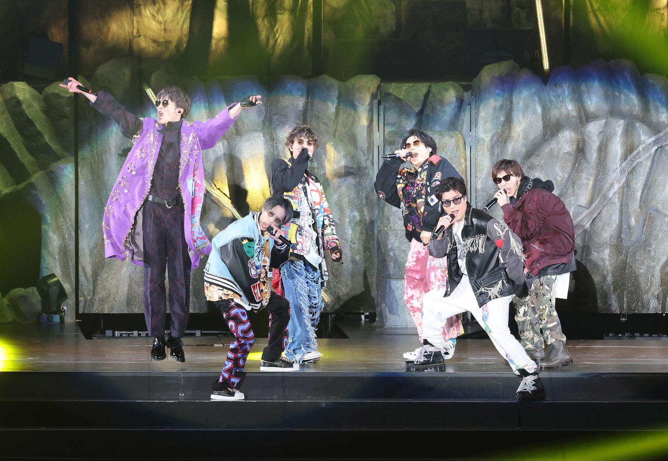 熱いステージを繰り広げるSixTONESの、左からジェシー、田中樹、高地優吾、松村北斗、森本慎太郎、京本大我（撮影・鈴木正人）