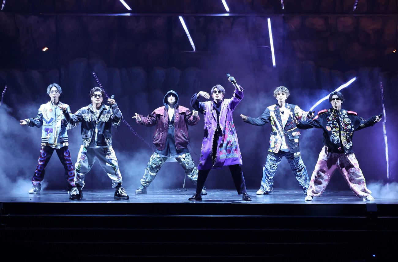「慣声の法則」ライブで熱唱するSixTONES、左から田中樹、森本慎太郎、京本大我、ジェシー、高地優吾、松村北斗（撮影・鈴木正人）