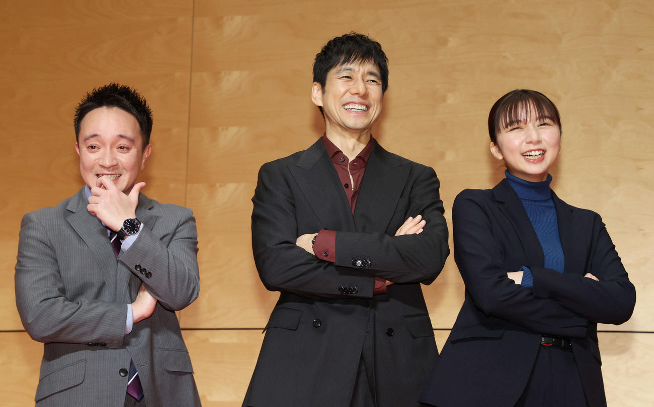 テレビ朝日木曜ドラマ「警視庁アウトサイダー」取材会で笑顔の登壇者。左から濱田岳、西島秀俊、上白石萌歌（撮影・宮地輝）