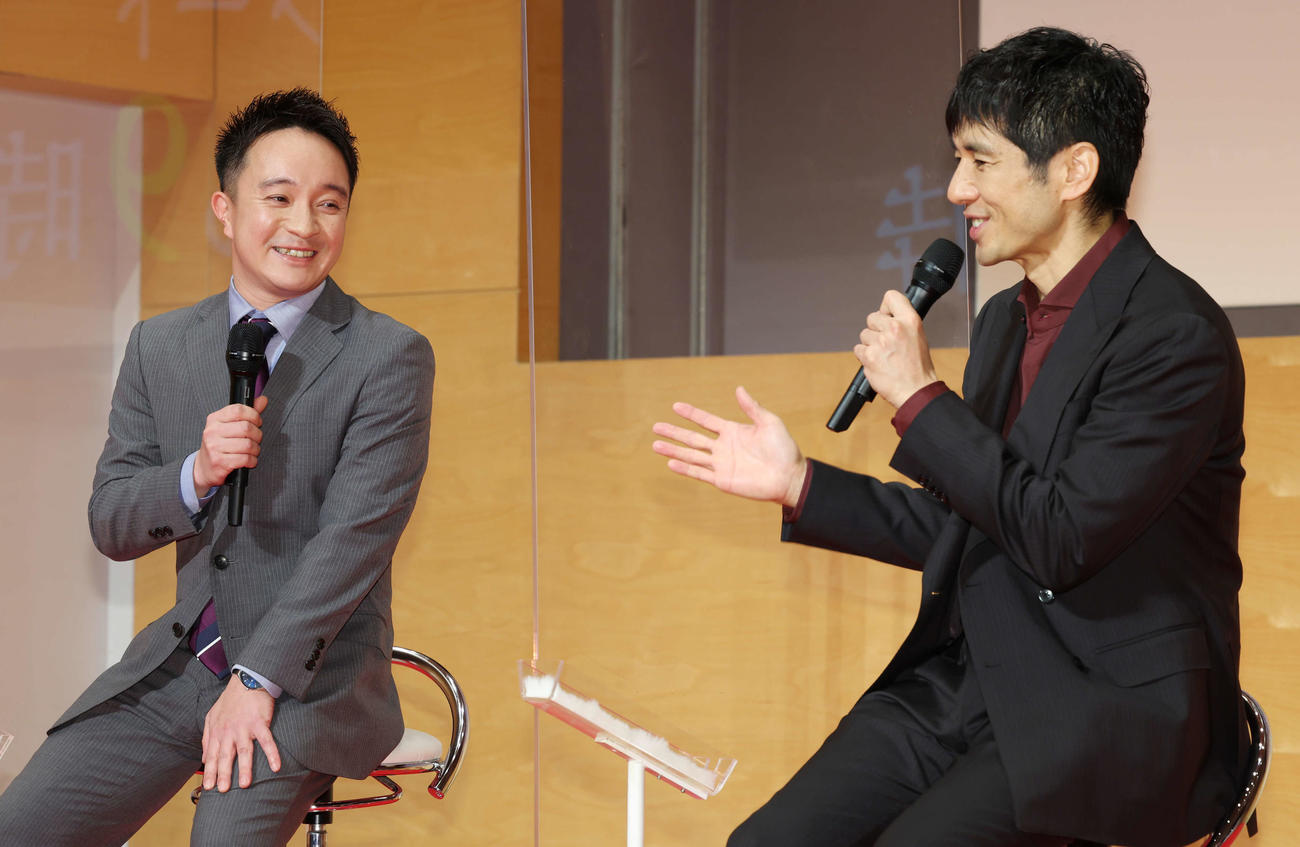 テレビ朝日木曜ドラマ「警視庁アウトサイダー」取材会に登壇し、笑顔で話す濱田岳（左）と西島秀俊（撮影・宮地輝）