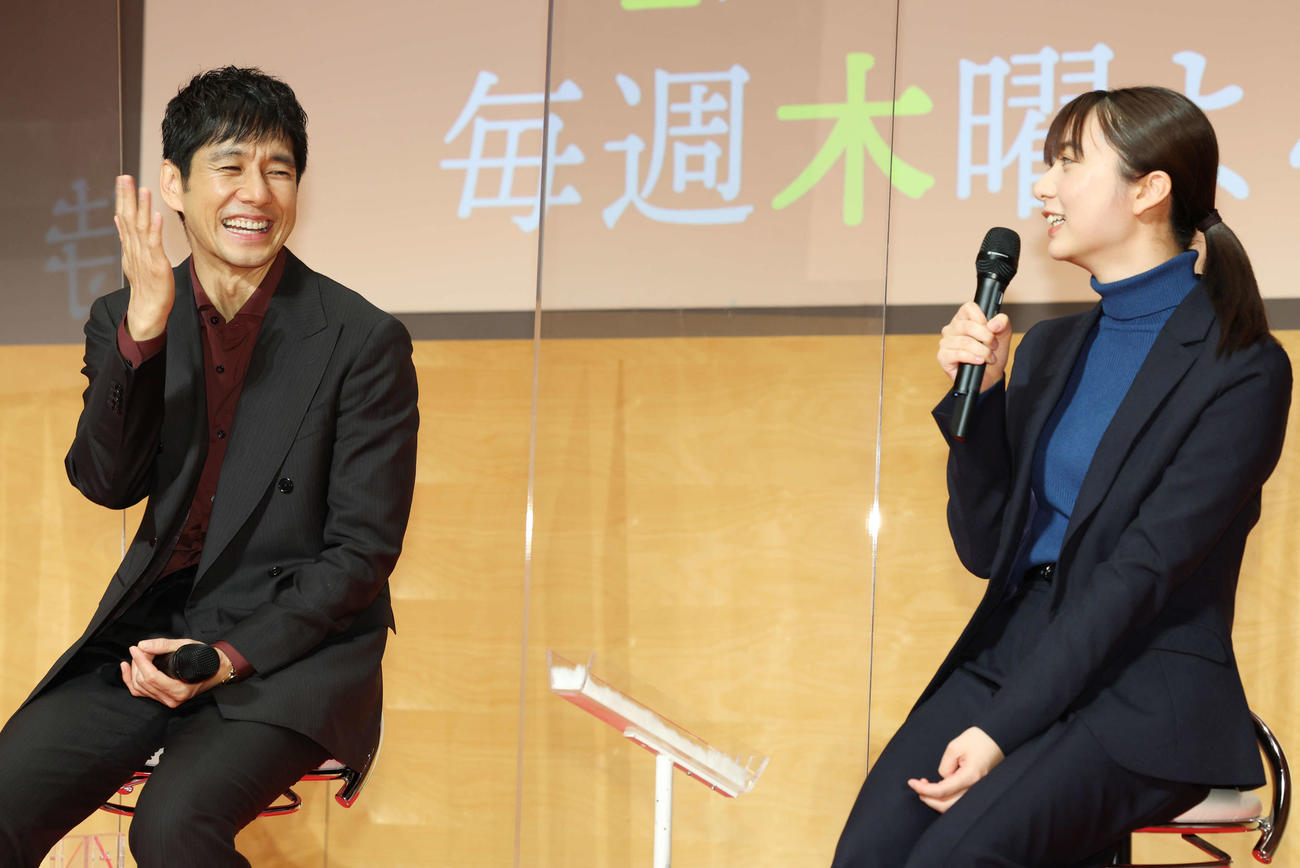 テレビ朝日木曜ドラマ「警視庁アウトサイダー」取材会にで笑顔で話す西島秀俊（左）と上白石萌歌（撮影・宮地輝）