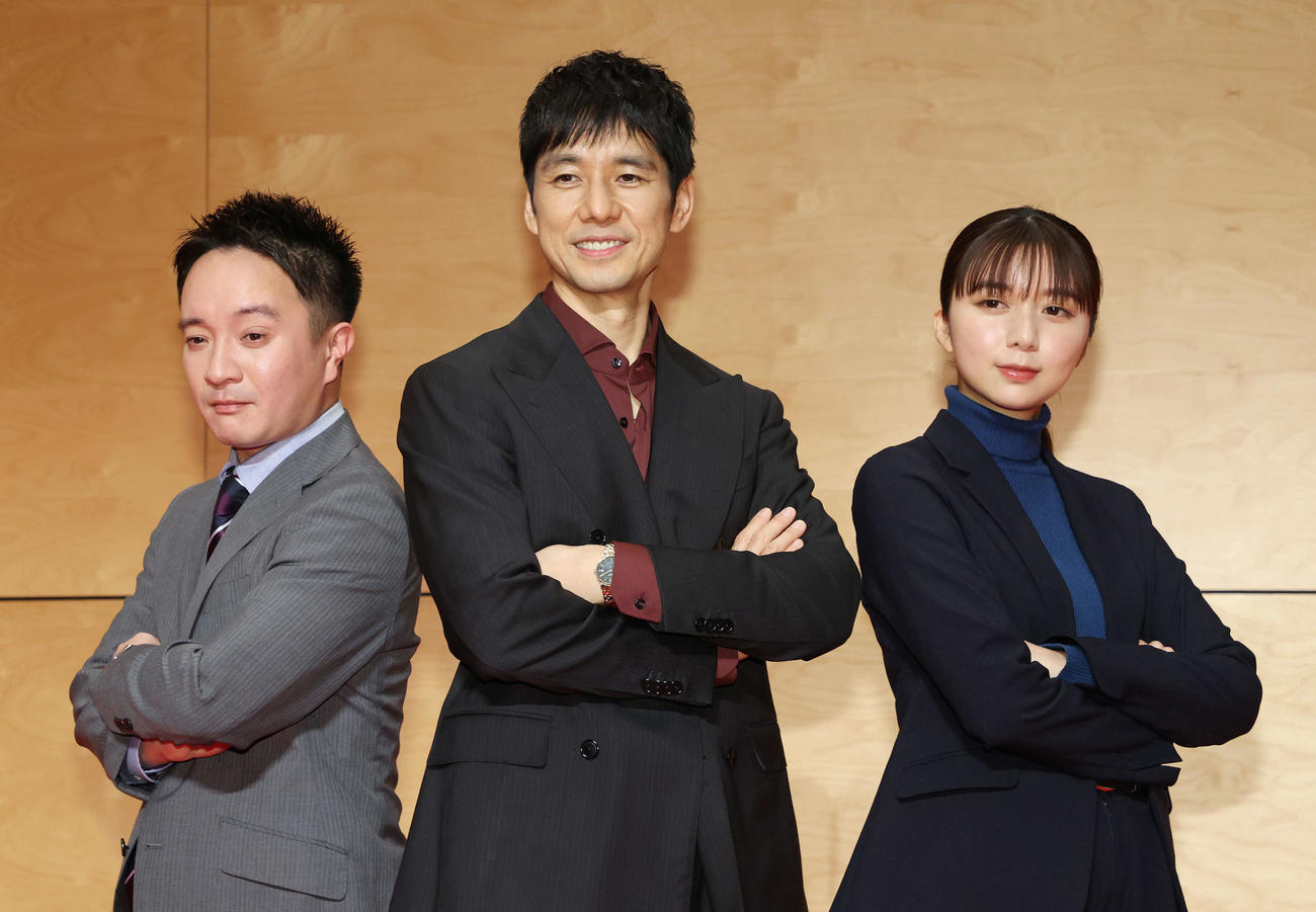 テレビ朝日木曜ドラマ「警視庁アウトサイダー」取材会でポーズを決める登壇者。左から濱田岳、西島秀俊、上白石萌歌（撮影・宮地輝）