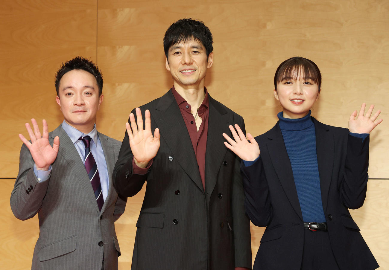 テレビ朝日木曜ドラマ「警視庁アウトサイダー」取材会で笑顔で手を振る登壇者。左から濱田岳、西島秀俊、上白石萌歌（撮影・宮地輝）