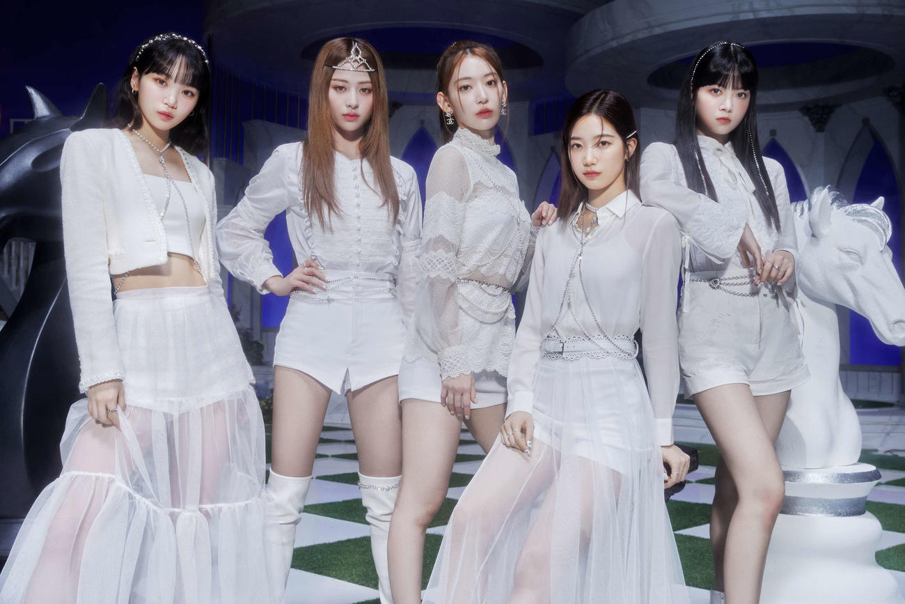 「Choices」でドラマ主題歌を担当する、LE SSERAFIM。左からKIM CHAEWON、HUH YUNJIN、SAKURA、KAZUHA、HONG EUNCHAE（P）＆（C）SOURCE MUSIC
