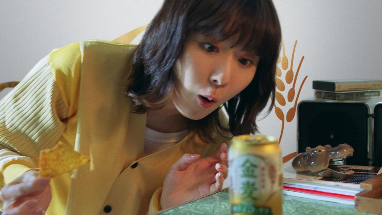 サントリー「金麦」の新CMに出演する松岡茉優