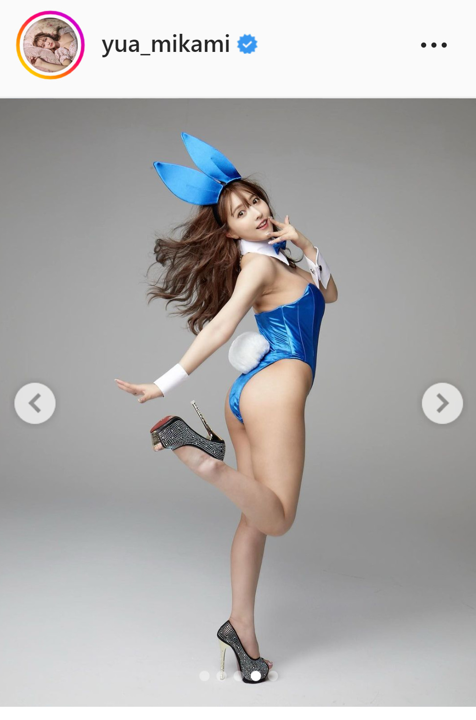 青色バニーガール姿を披露した三上悠亜（インスタグラムより）