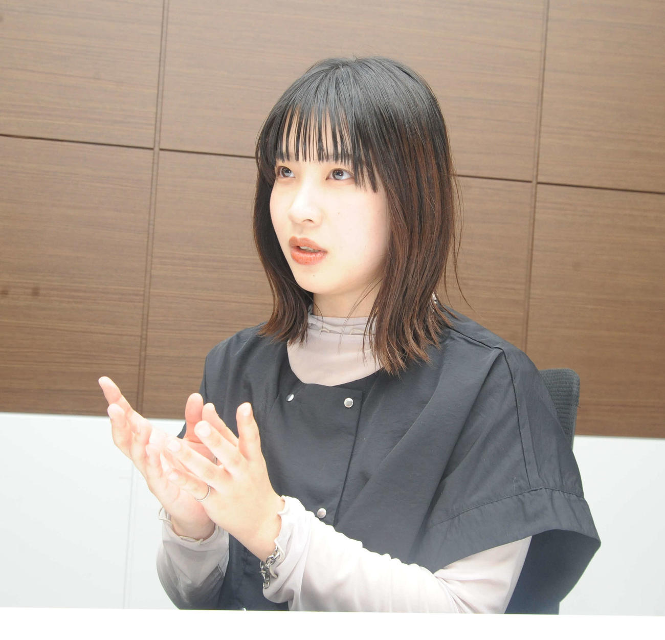 インタビューで語る中山佳子（撮影・松尾幸之介）