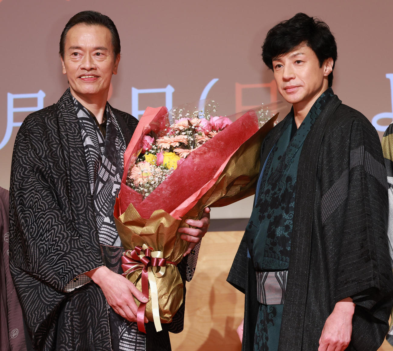 ドラマ「必殺仕事人」の会見を行った遠藤憲一（左）と東山紀之（撮影・中島郁夫）