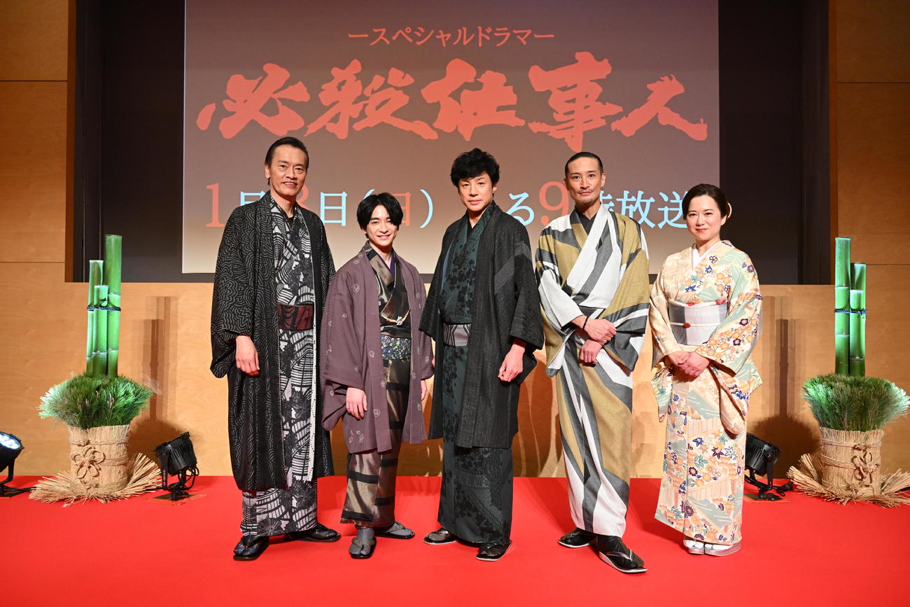 ドラマ「必殺仕事人」に出演する遠藤憲一、知念侑李、東山紀之、松岡昌宏、和久井映見（左から）