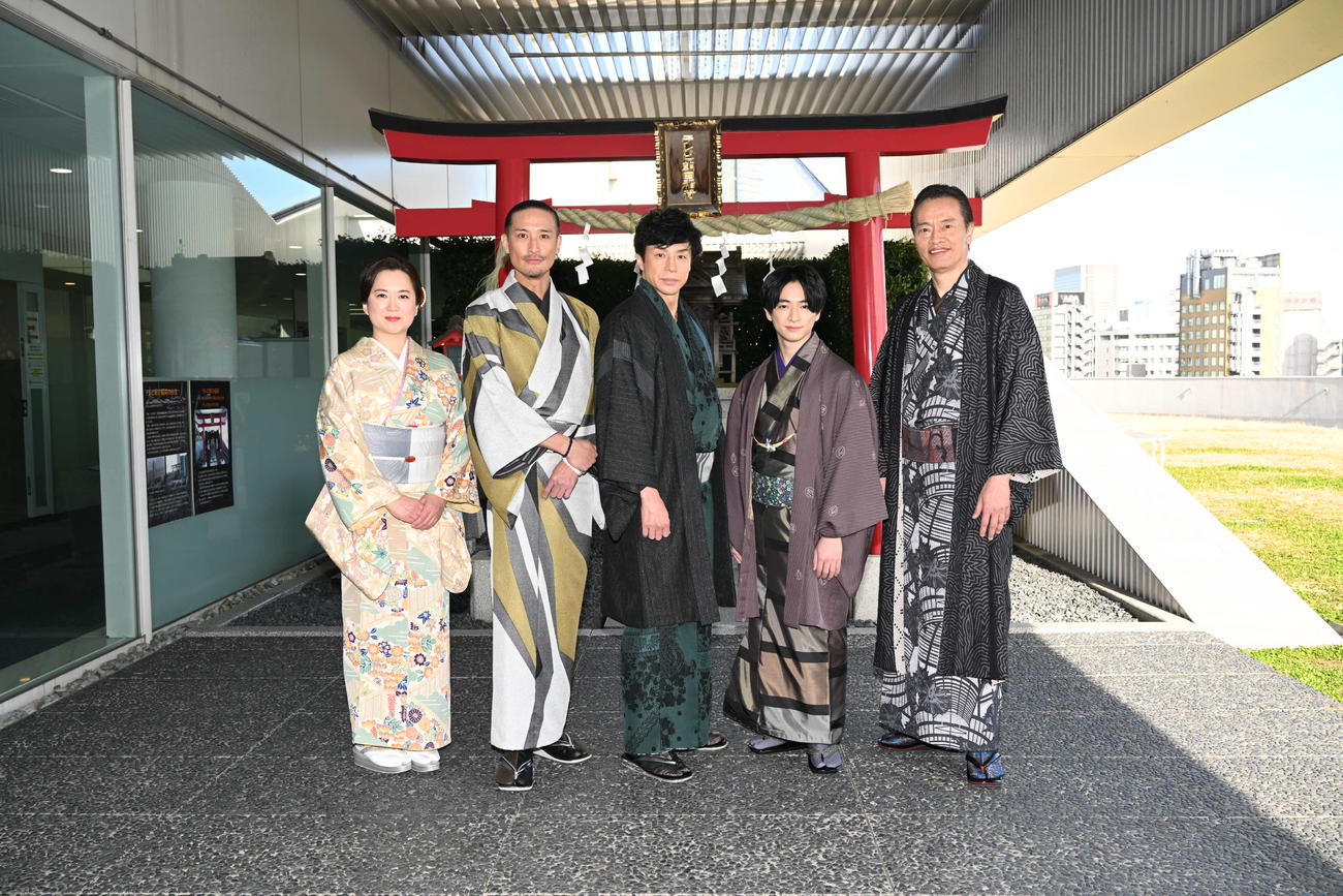 ドラマ「必殺仕事人」に出演する和久井映見、松岡昌宏、東山紀之、知念侑李、遠藤憲一（左から）
