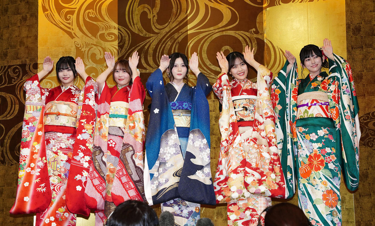 「私たちは、ぴょんぴょん世代です」と晴れ着姿でポーズを披露する新成人の乃木坂46メンバー。左から中西アルノ、矢久保美緒、伊藤理々杏、柴田柚菜、池田瑛紗（撮影・狩俣裕三）