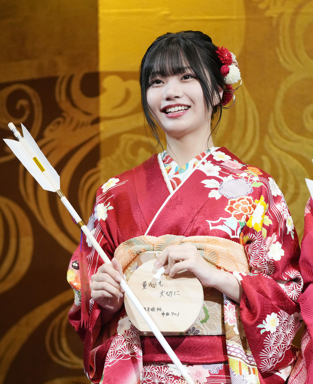 「童心を大切に」と記した絵馬を手にインタビューに答える新成人の乃木坂46中西アルノ（撮影・狩俣裕三）