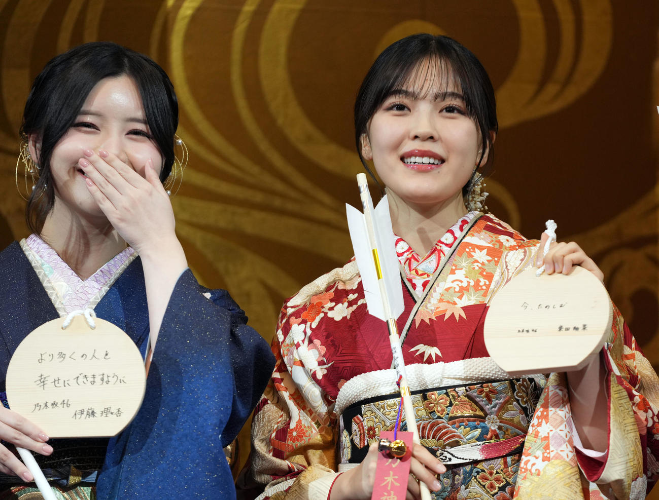 「今、たのしむ」と記した絵馬を手にインタビューに答える新成人の乃木坂46柴田柚菜（右）。左は笑顔を見せる伊藤理々杏（撮影・狩俣裕三）