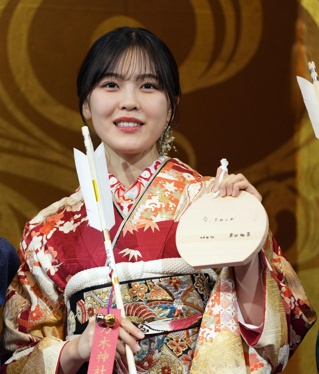 「今、たのしむ」と記した絵馬を手にインタビューに答える新成人の乃木坂46柴田柚菜（撮影・狩俣裕三）