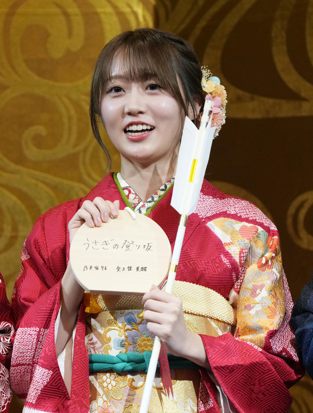 「うさぎの登り坂」と記した絵馬を手にインタビューに答える新成人の乃木坂46矢久保美緒（撮影・狩俣裕三）