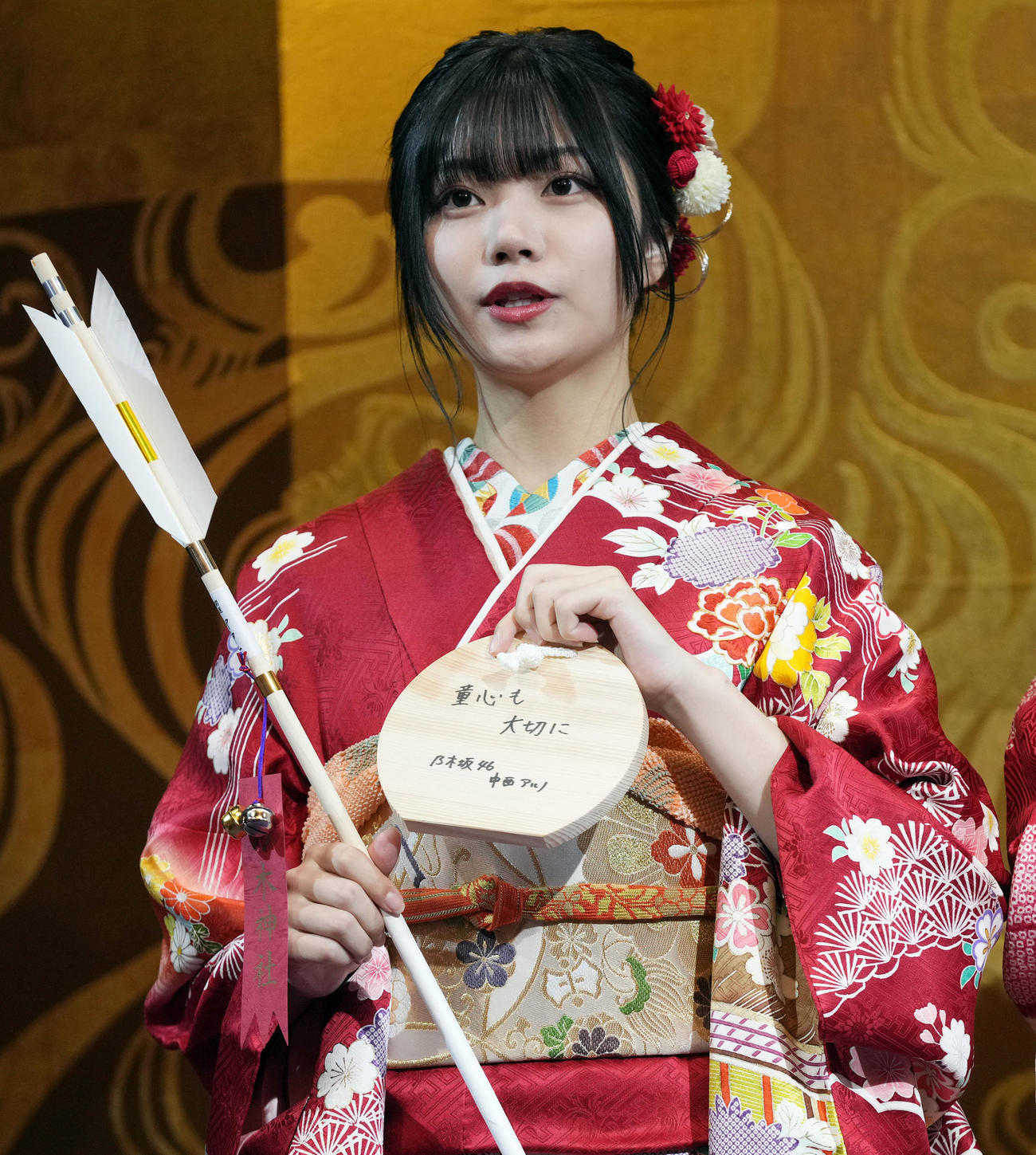 「童心を大切に」と記した絵馬を手にインタビューに答える新成人の乃木坂46中西アルノ（撮影・狩俣裕三）