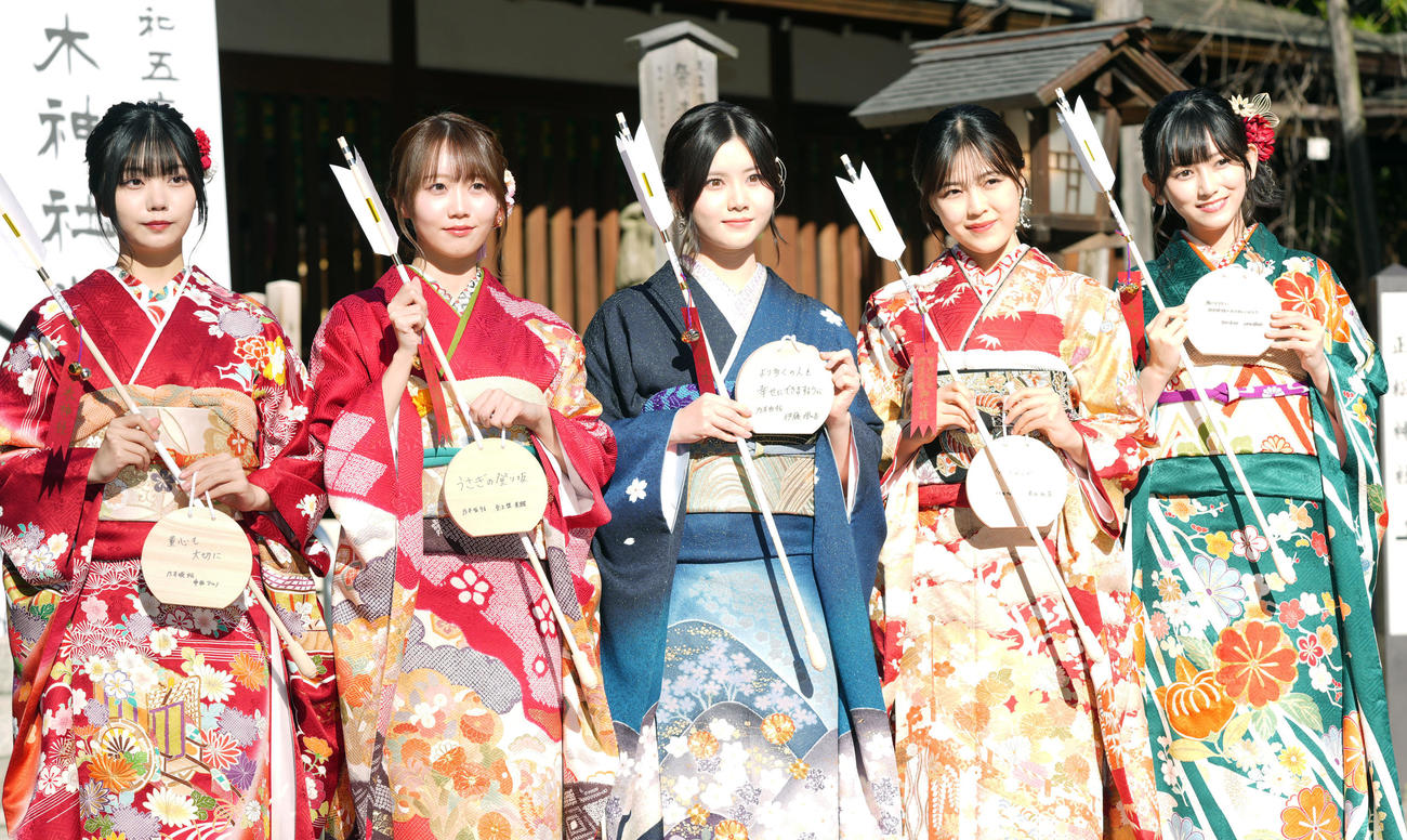 目標を記した絵馬を手に、あでやかな晴れ着姿を披露する新成人の乃木坂46メンバー。左から中西アルノ、矢久保美緒、伊藤理々杏、柴田柚菜、池田瑛紗（撮影・狩俣裕三）
