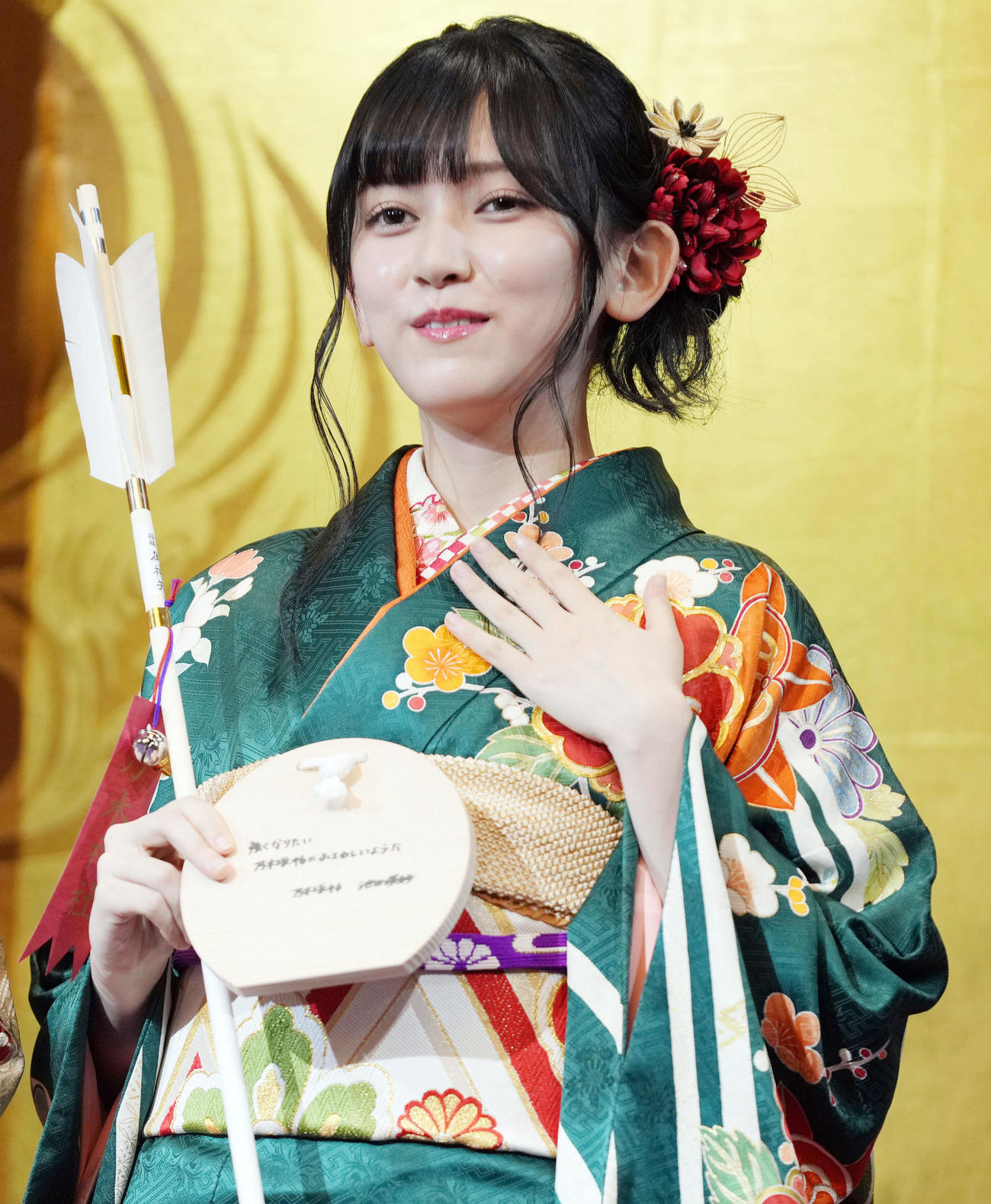 「強くなりたい　乃木坂46にふさわしいように」と記した絵馬を手にインタビューに答える新成人の乃木坂46池田瑛紗（撮影・狩俣裕三）