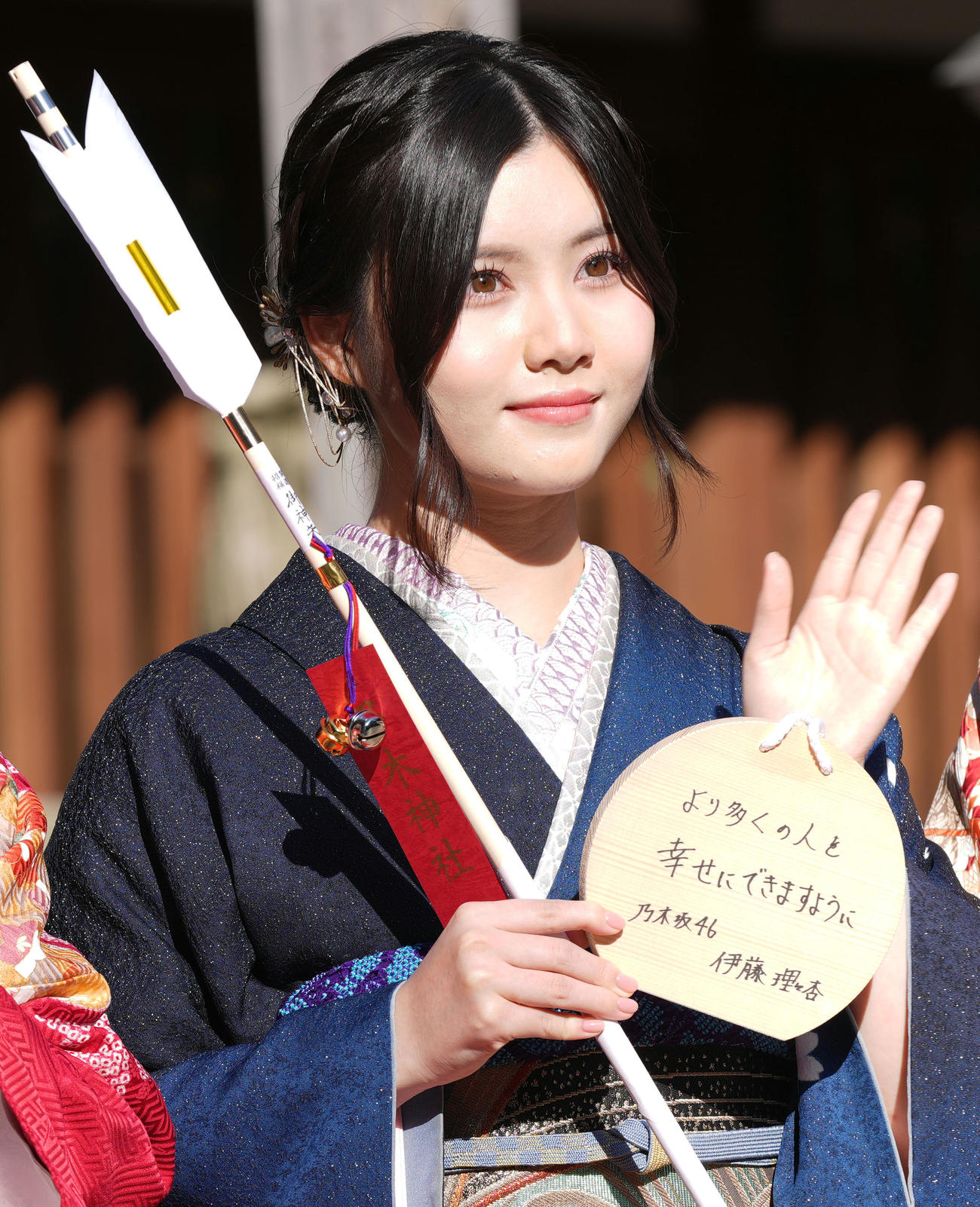 「より多くの人を幸せにできますように」と記した絵馬を手に晴れ着姿を披露する新成人の乃木坂46伊藤理々杏（撮影・狩俣裕三）