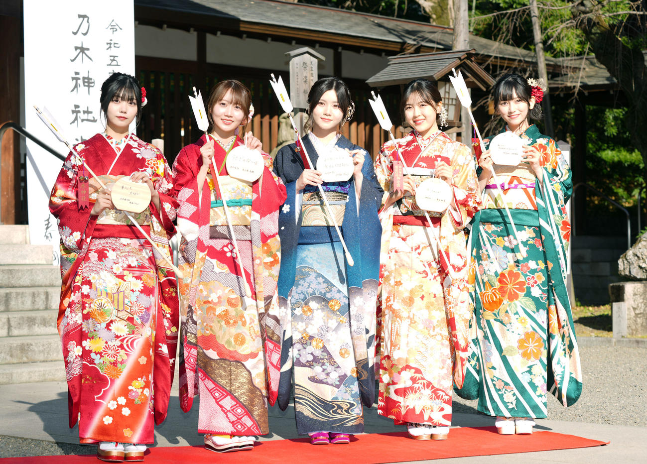 目標を記した絵馬を手に、あでやかな晴れ着姿を披露する新成人の乃木坂46メンバー。左から中西アルノ、矢久保美緒、伊藤理々杏、柴田柚菜、池田瑛紗（撮影・狩俣裕三）