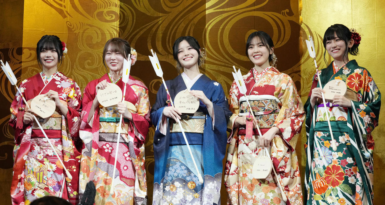 インタビューで笑顔を見せる新成人の乃木坂46メンバー。左から中西アルノ、矢久保美緒、伊藤理々杏、柴田柚菜、池田瑛紗（撮影・狩俣裕三）