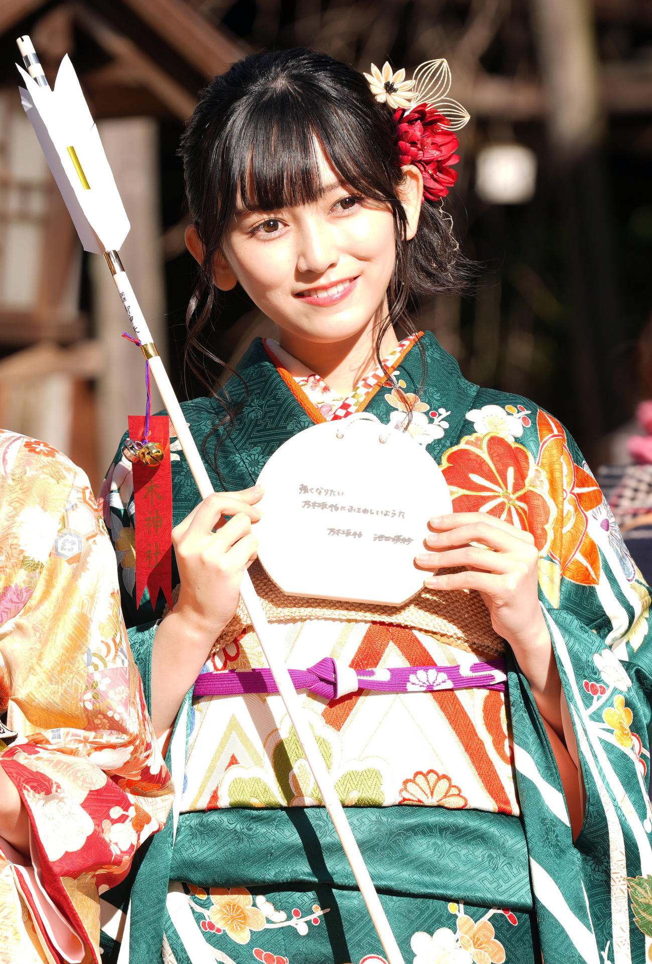 「強くなりたい　乃木坂46にふさわしいように」と記した絵馬を手に晴れ着姿を披露する新成人の乃木坂46池田瑛紗（撮影・狩俣裕三）
