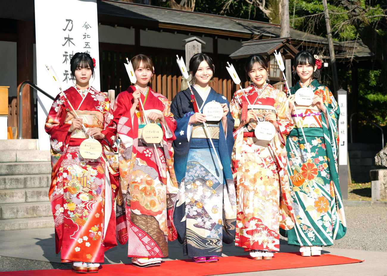 目標を記した絵馬を手に、あでやかな晴れ着姿を披露する新成人の乃木坂46メンバー。左から中西アルノ、矢久保美緒、伊藤理々杏、柴田柚菜、池田瑛紗（撮影・狩俣裕三）