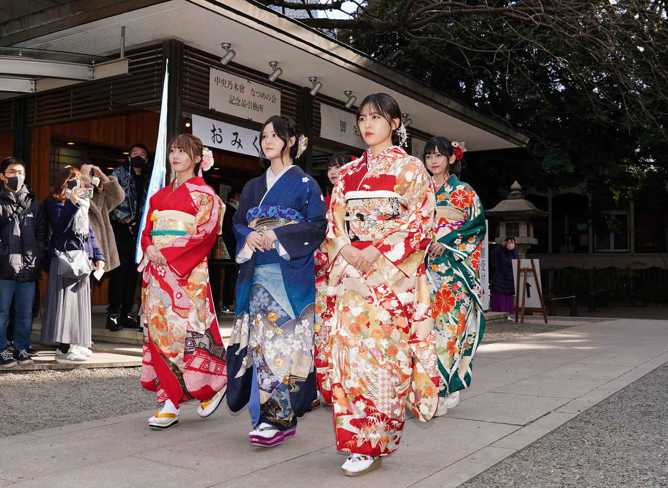 緊張した面持ちで乃木神社を歩く新成人の乃木坂46メンバー。前列左から矢久保美緒、伊藤理々杏、柴田柚菜、後列左から中西アルノ、池田瑛紗（撮影・狩俣裕三）