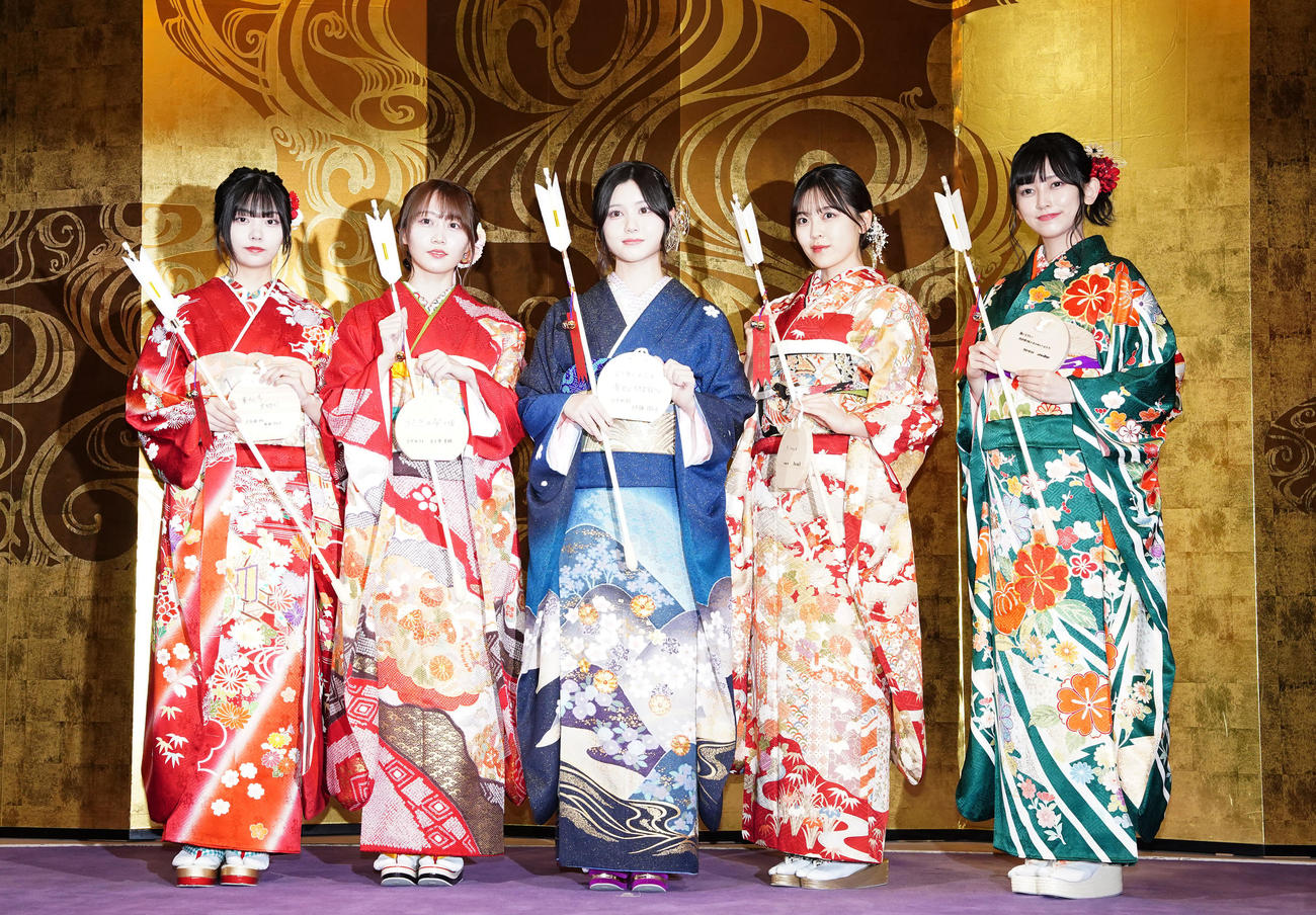 あでやかな晴れ着姿を披露する新成人の乃木坂46メンバー。左から中西アルノ、矢久保美緒、伊藤理々杏、柴田柚菜、池田瑛紗（撮影・狩俣裕三）