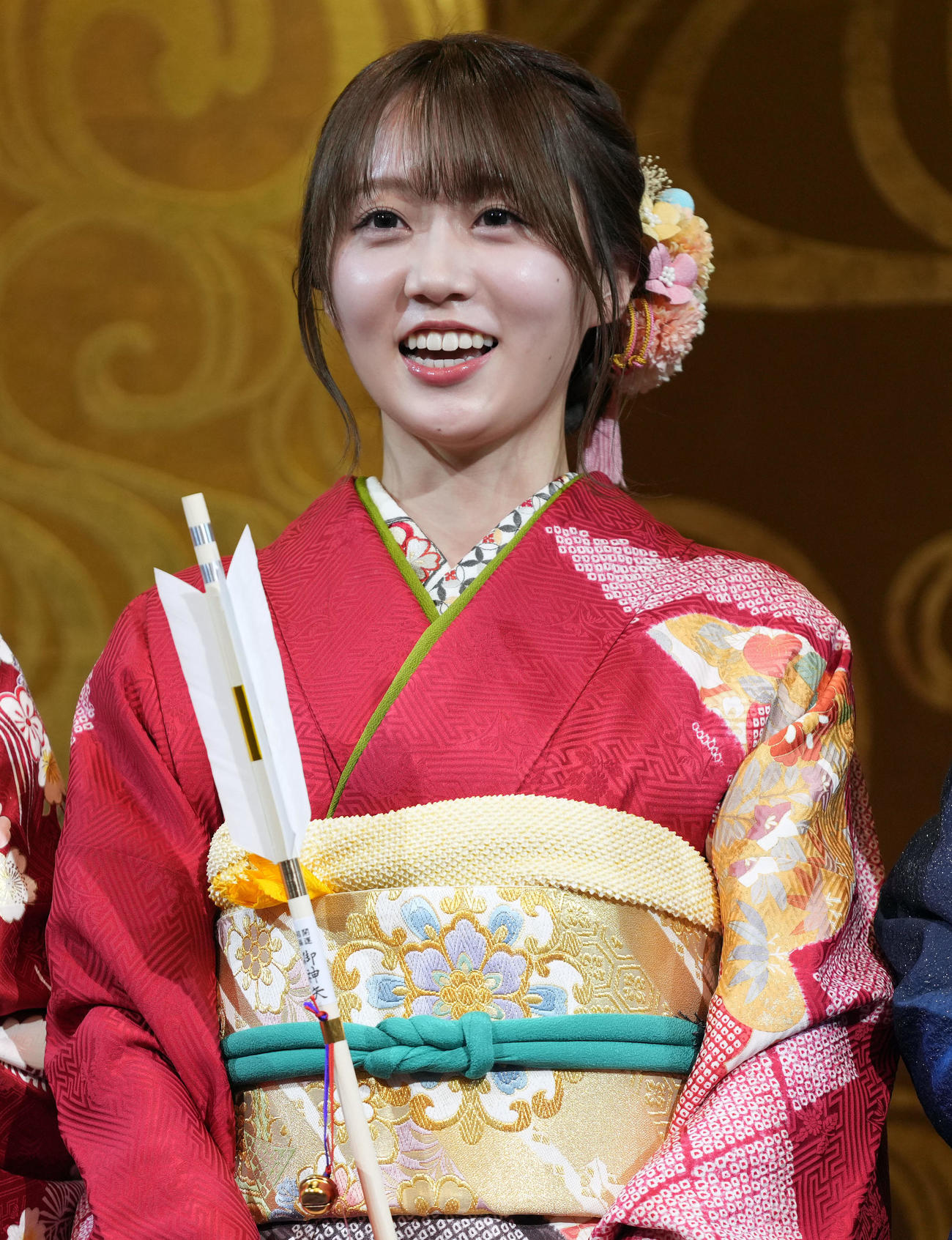インタビューに笑顔で答える新成人の乃木坂46矢久保美緒（撮影・狩俣裕三）