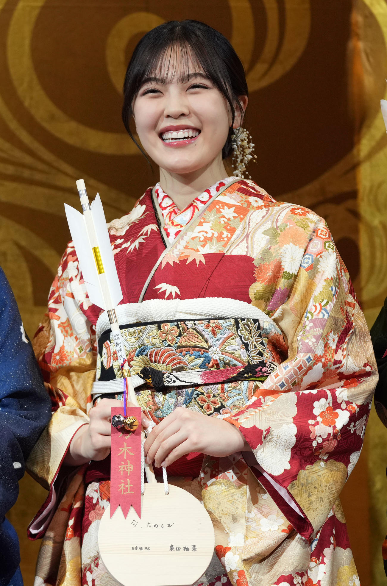 「今、たのしむ」と記した絵馬を手にインタビューに答える新成人の乃木坂46柴田柚菜（撮影・狩俣裕三）