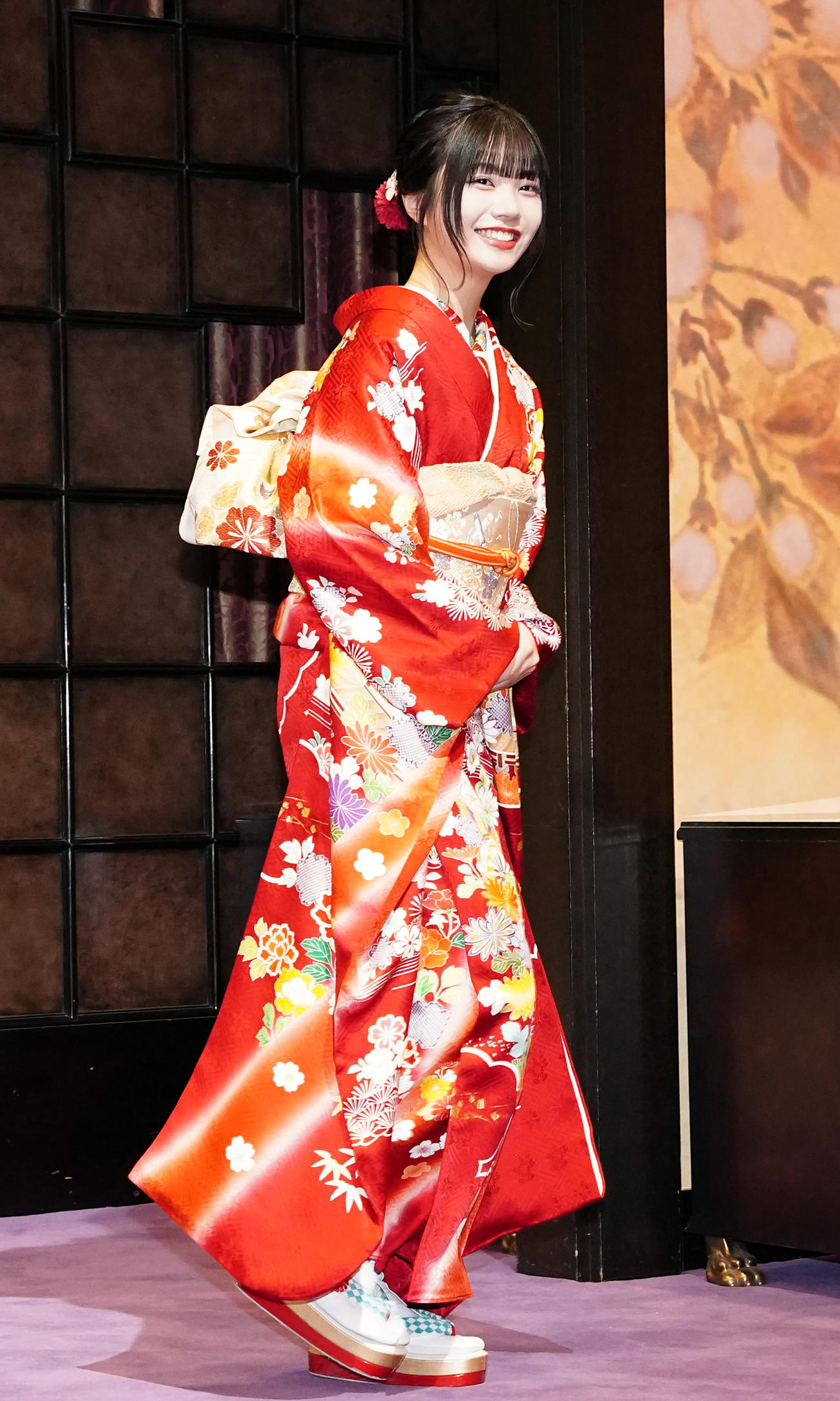 インタビューを終え、引き揚げる新成人の乃木坂46中西アルノ（撮影・狩俣裕三）