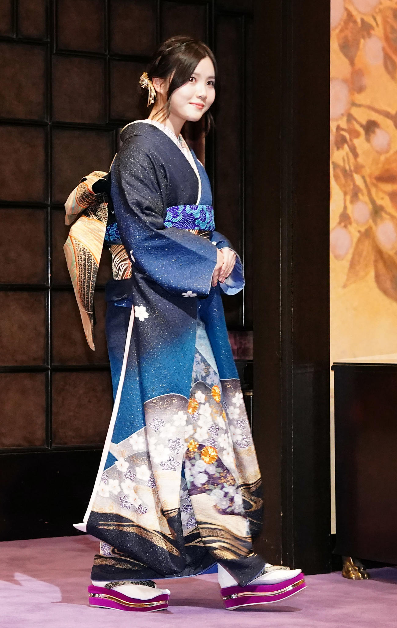 インタビューを終え、引き揚げる新成人の乃木坂46伊藤理々杏（撮影・狩俣裕三）