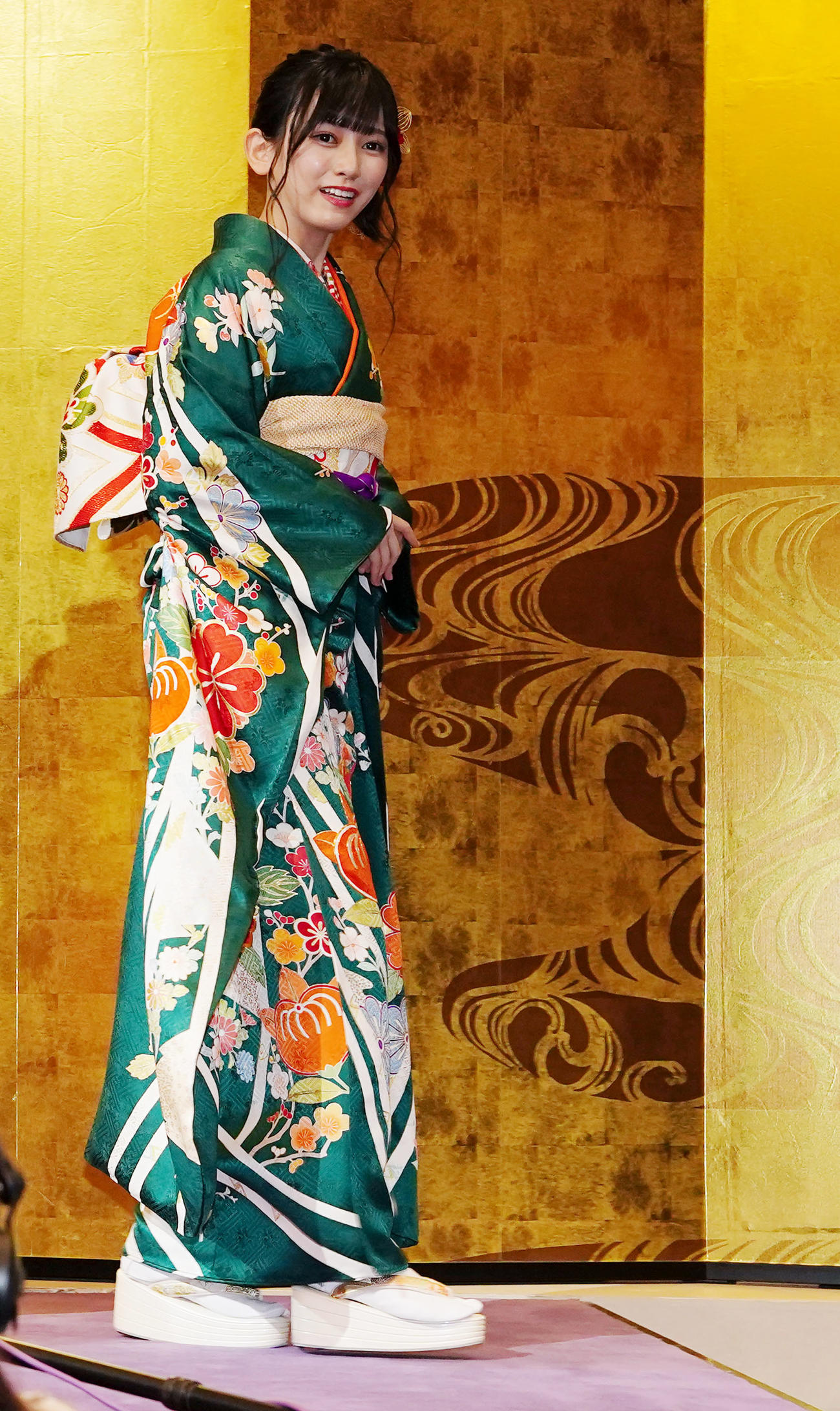 インタビューを終え、引き揚げる新成人の乃木坂46池田瑛紗（撮影・狩俣裕三）