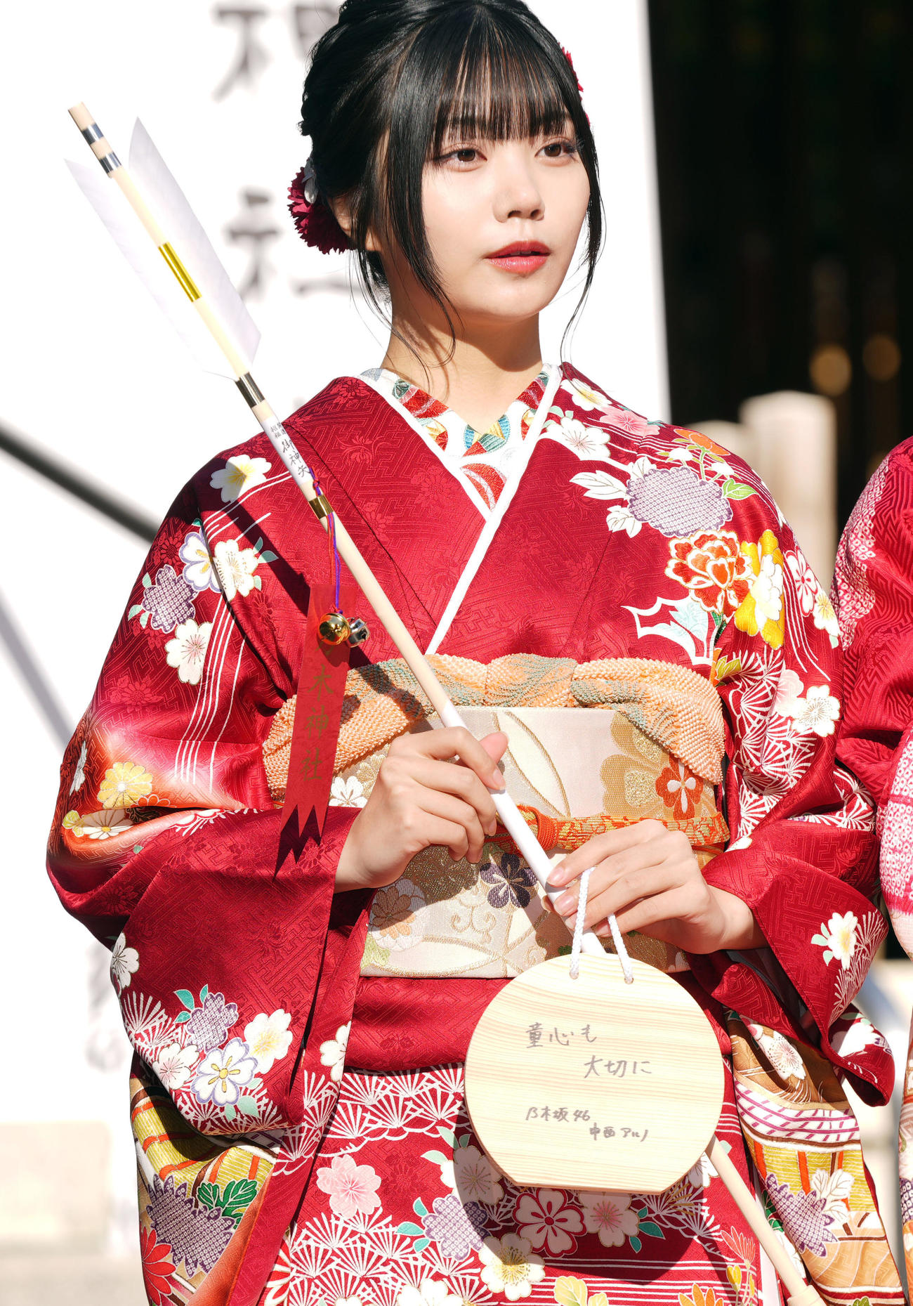 「童心を大切に」と記した絵馬を手に晴れ着姿を披露する新成人の乃木坂46中西アルノ（撮影・狩俣裕三）