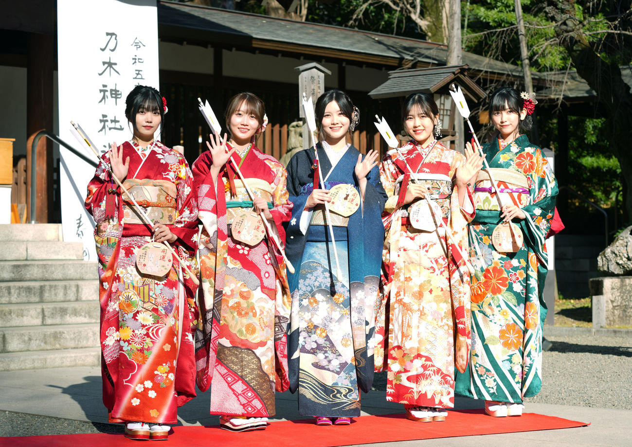 乃木神社であでやかな晴れ着姿を披露する新成人の乃木坂46メンバー。左から中西アルノ、矢久保美緒、伊藤理々杏、柴田柚菜、池田瑛紗（撮影・狩俣裕三）