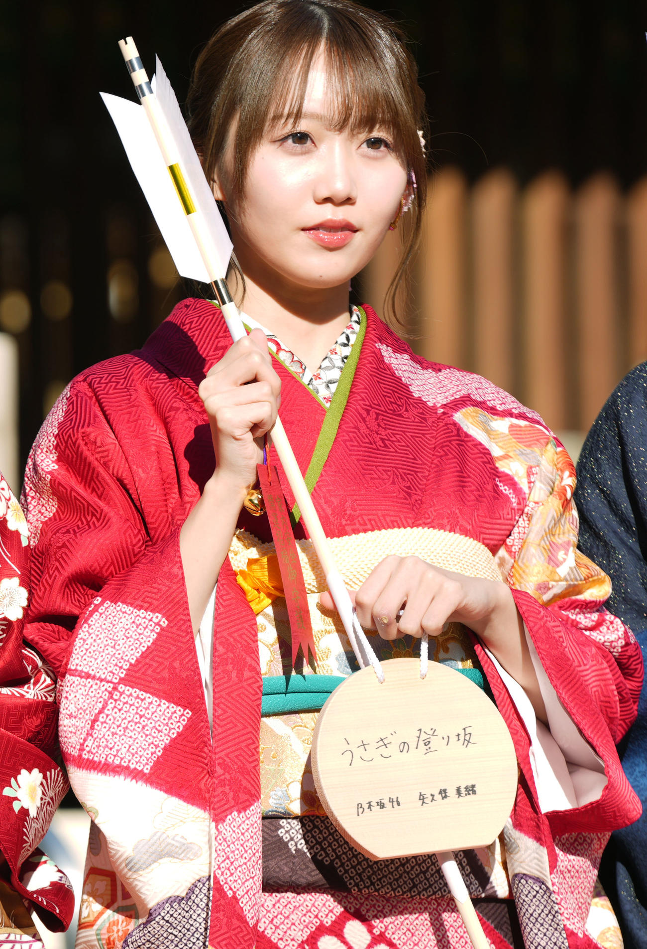 「うさぎの登り坂」と記した絵馬を手に晴れ着姿を披露する新成人の乃木坂46矢久保美緒（撮影・狩俣裕三）