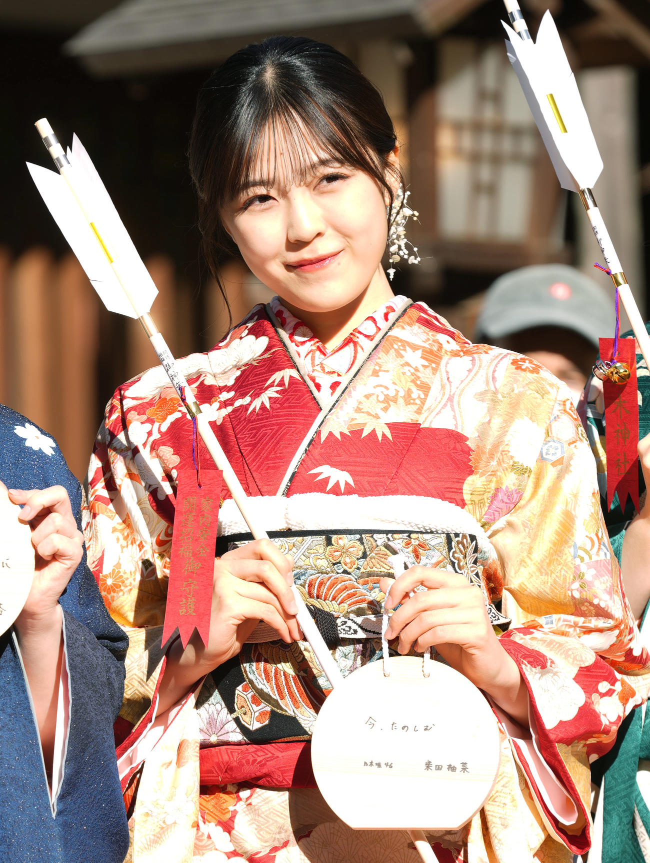 「今、たのしむ」と記した絵馬を手に晴れ着姿を披露する新成人の乃木坂46柴田柚菜（撮影・狩俣裕三）