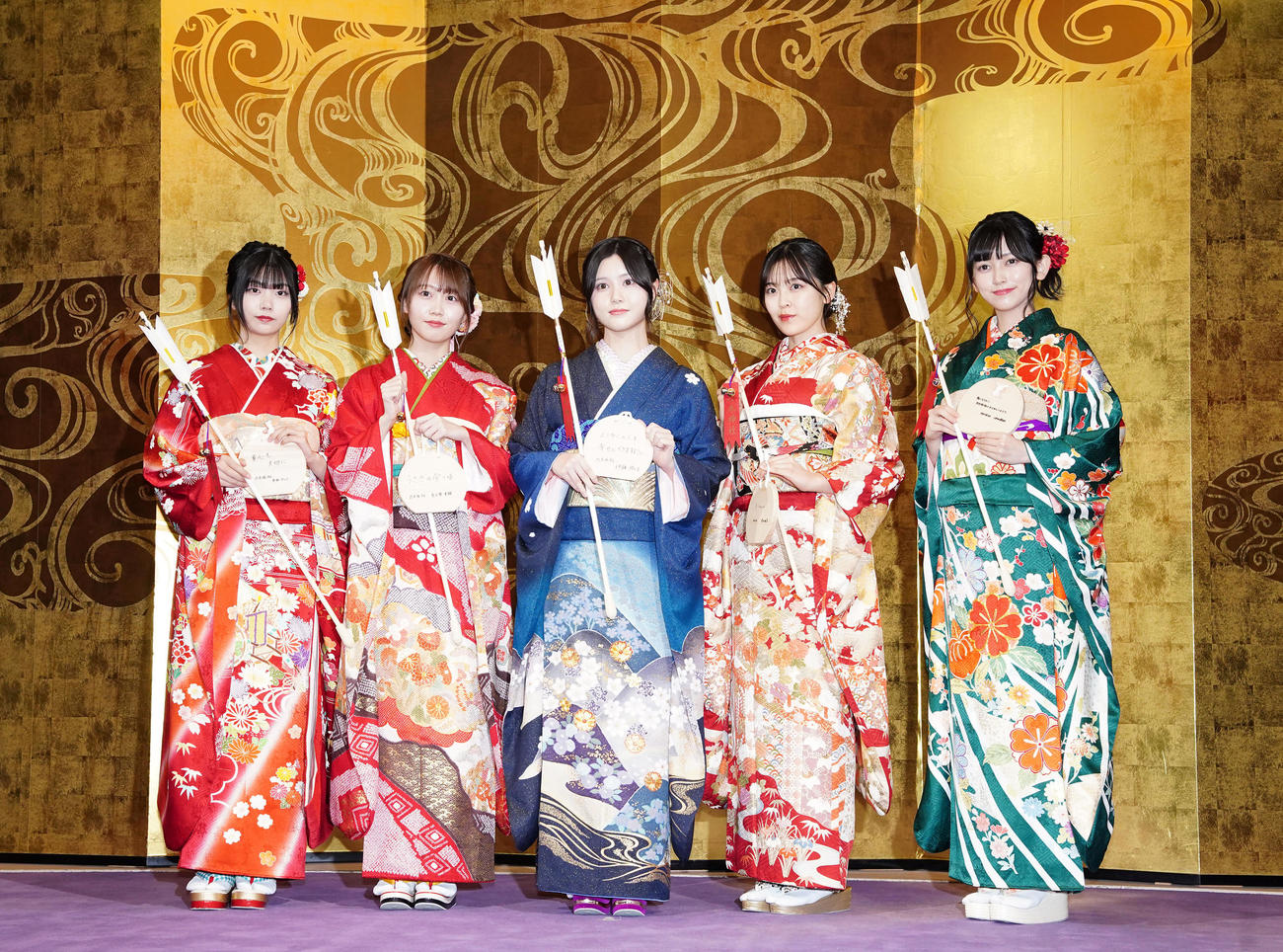 あでやかな晴れ着姿を披露する新成人の乃木坂46メンバー。左から中西アルノ、矢久保美緒、伊藤理々杏、柴田柚菜、池田瑛紗（撮影・狩俣裕三）