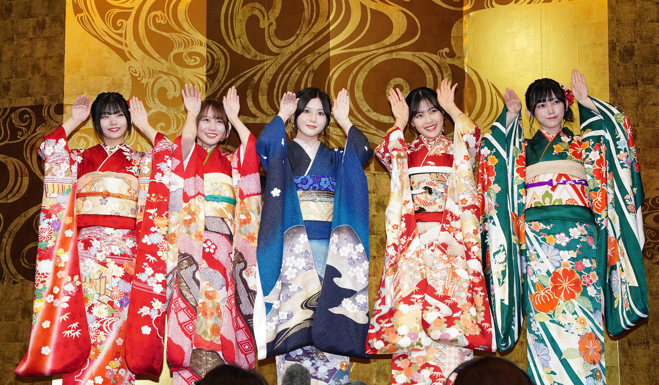 「私たちは、ぴょんぴょん世代です」と晴れ着姿でポーズを披露する新成人の乃木坂46メンバー。左から中西アルノ、矢久保美緒、伊藤理々杏、柴田柚菜、池田瑛紗（撮影・狩俣裕三）