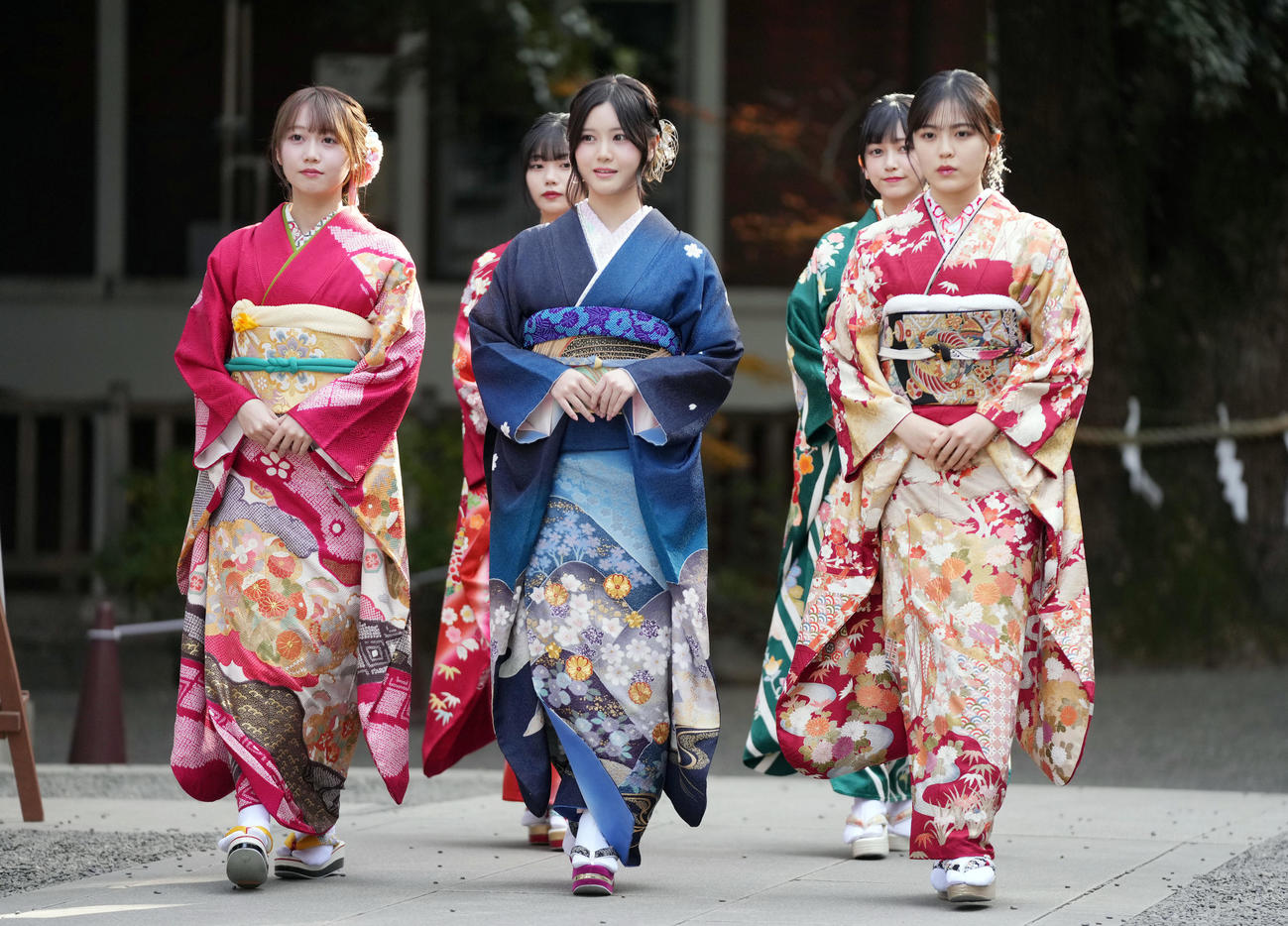 あでやかな晴れ着姿で乃木神社を歩く新成人の乃木坂46メンバー。前列左から矢久保美緒、伊藤理々杏、柴田柚菜、後列左から中西アルノ、池田瑛紗（撮影・狩俣裕三）