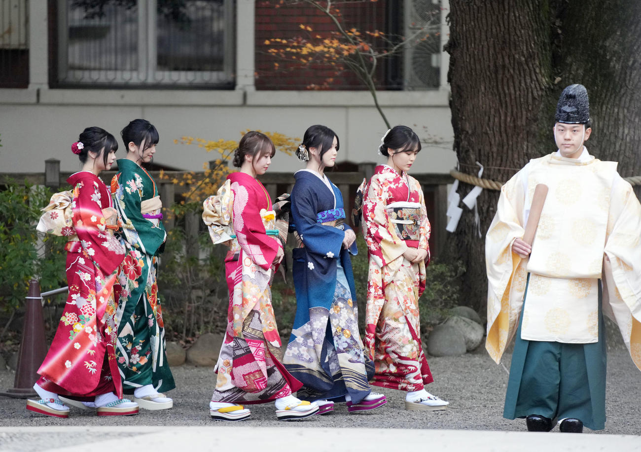 緊張した面持ちで乃木神社を歩く新成人の乃木坂46メンバー。左から中西アルノ、池田瑛紗、矢久保美緒、伊藤理々杏、柴田柚菜（撮影・狩俣裕三）