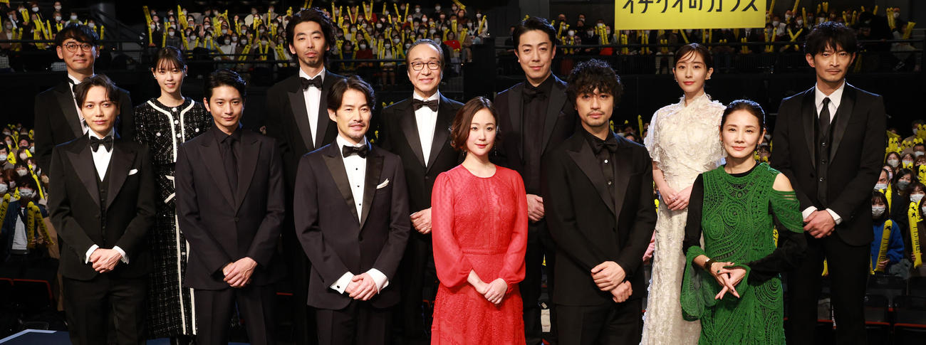 映画「イチケイのカラス」完成披露試写会であいさつする、前列左から山崎育三郎、向井理、竹野内豊、黒木華、斎藤工、吉田羊、後列左から田中亮監督、西野七瀬、柄本時生、小日向文世、尾上菊之助、田中みな実、津田健次郎（撮影・中島郁夫）