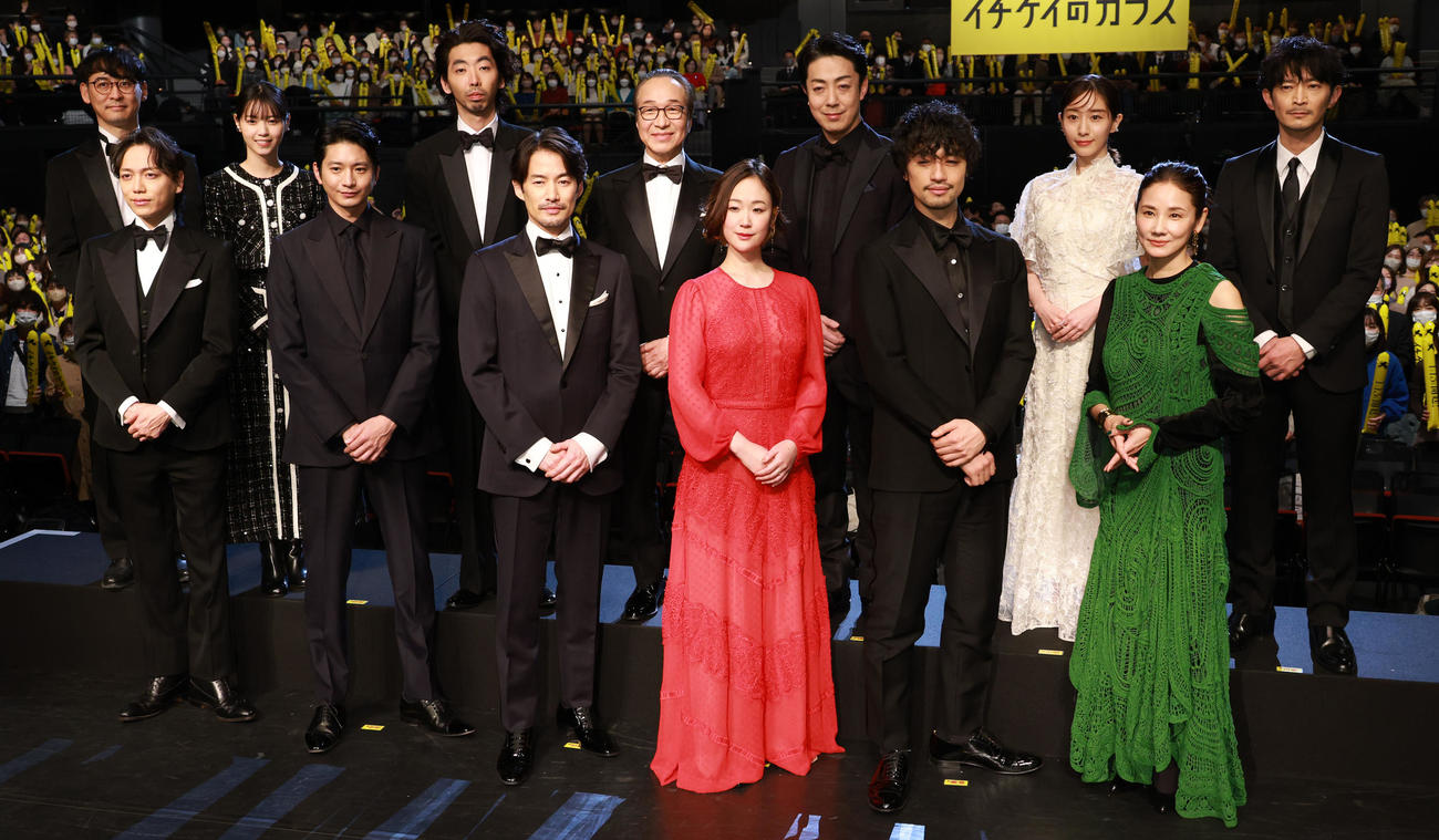 映画「イチケイのカラス」完成披露試写会であいさつする、前列左から山崎育三郎、向井理、竹野内豊、黒木華、斎藤工、吉田羊、後列左から田中亮監督、西野七瀬、柄本時生、小日向文世、尾上菊之助、田中みな実、津田健次郎（撮影・中島郁夫）