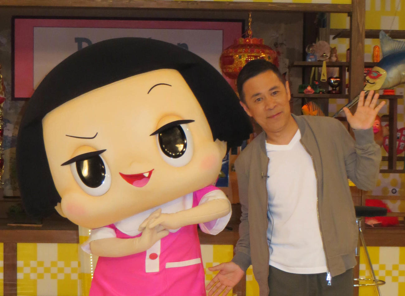 チコちゃんと岡村隆史（2018年3月29日撮影）