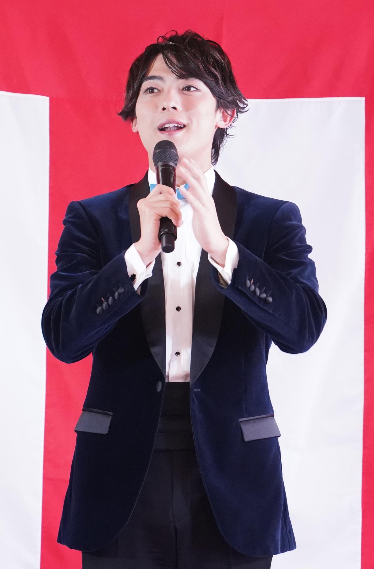 囲み取材に応じた、辰巳ゆうと（撮影・佐藤勝亮）