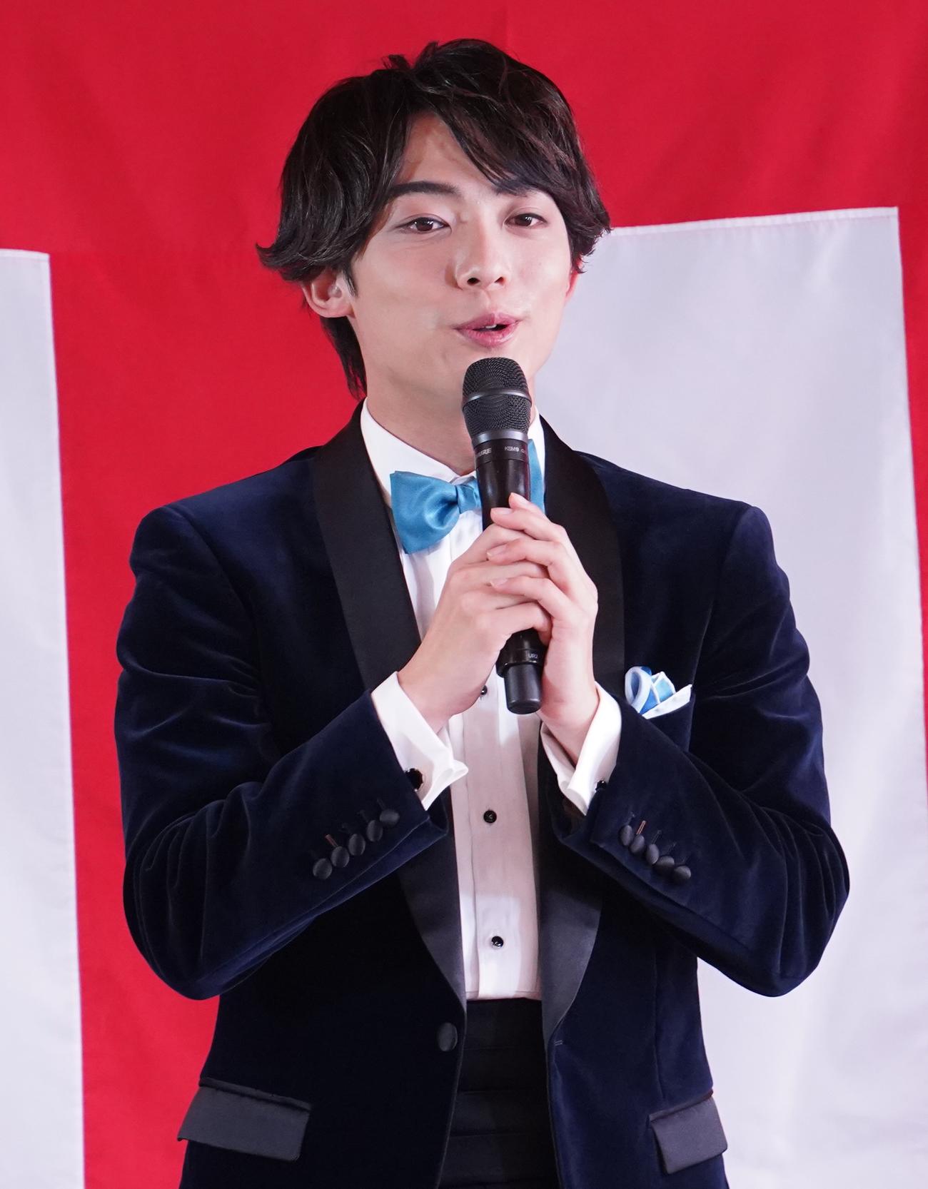 囲み取材に応じた、辰巳ゆうと（撮影・佐藤勝亮）